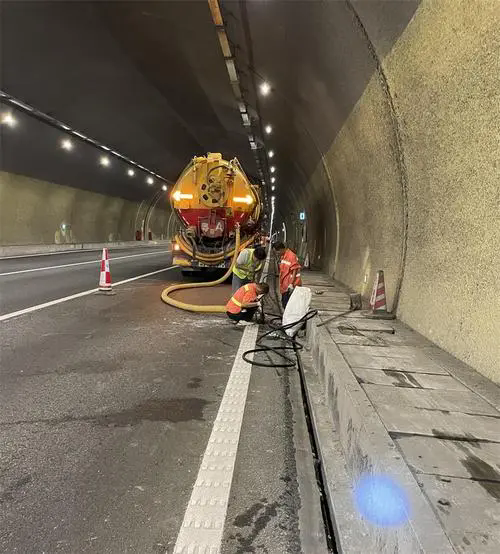 错那隧道排水渠清淤